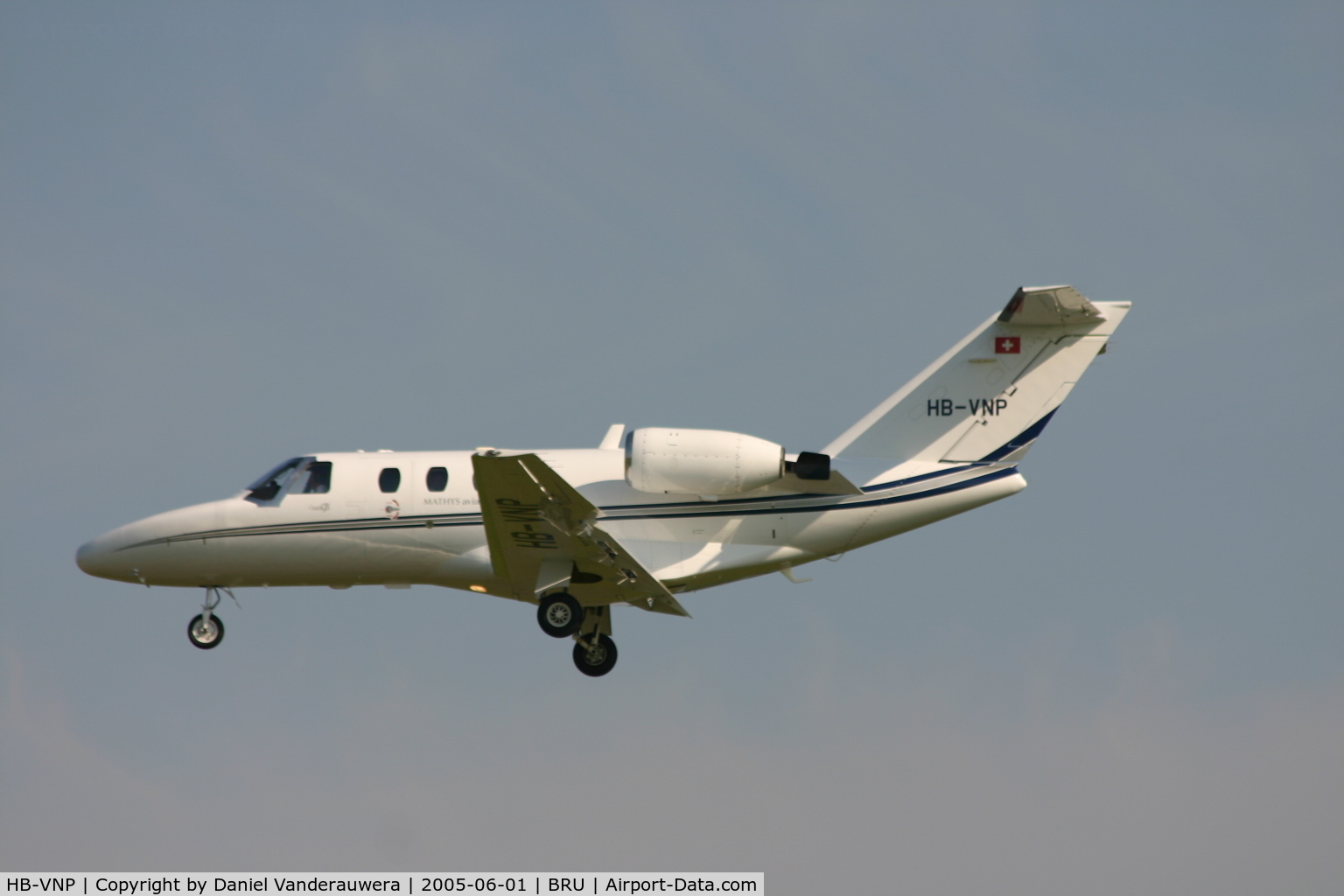 HB-VNP, 2002 Cessna 525 CitationJet CJ1 C/N 525-0499, descending to rwy 25L