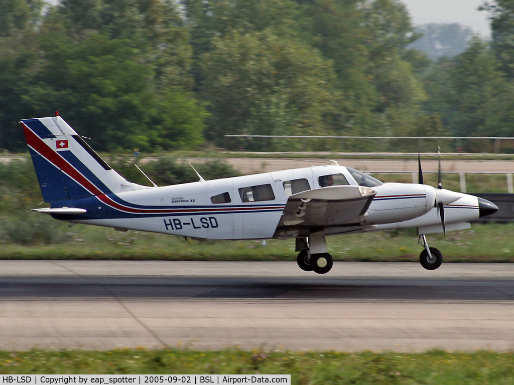 HB-LSD, 1979 Piper PA-34-200T C/N 34-7970098, landing on runway 16 from a local flight