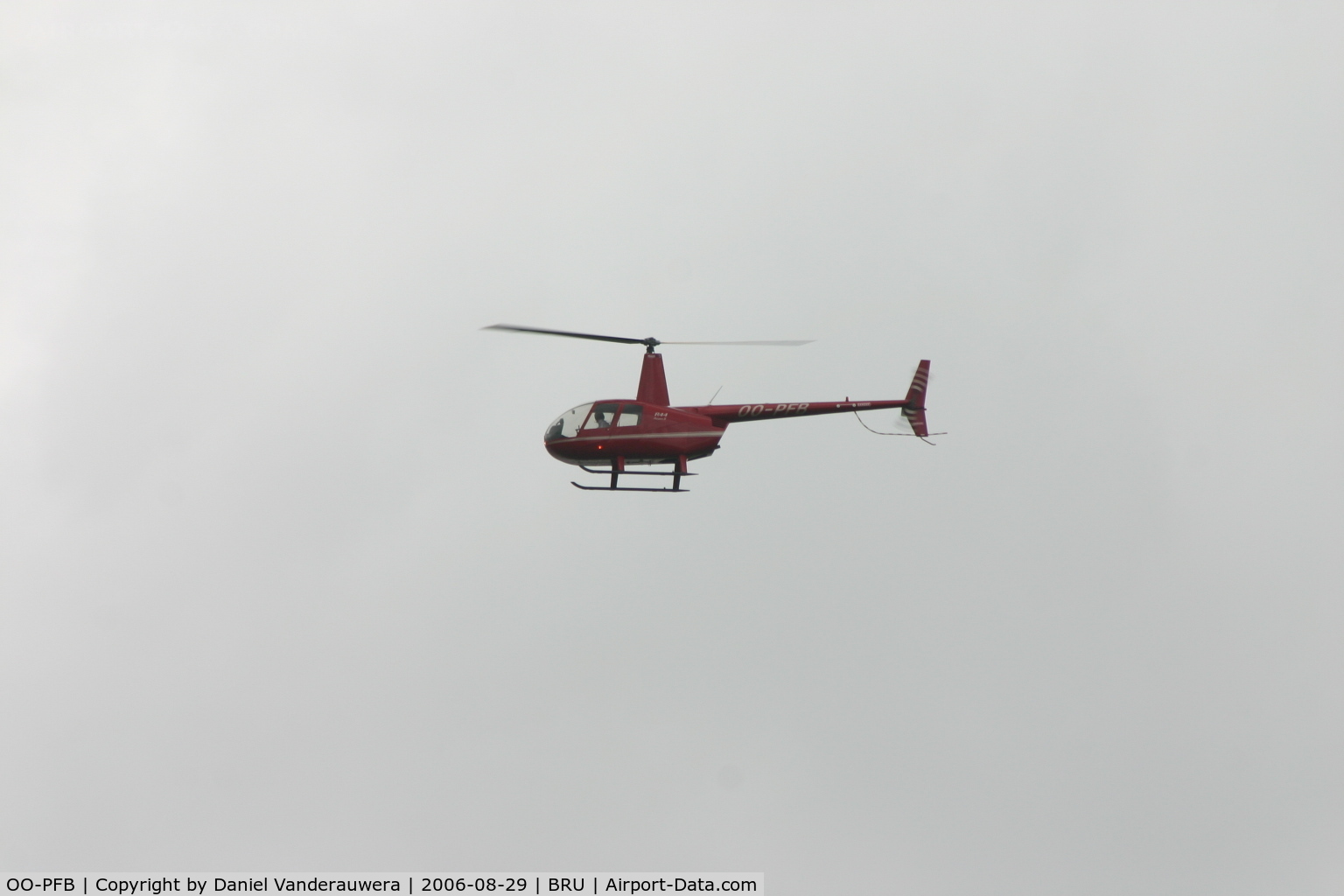 OO-PFB, Robinson R44C C/N 1274C, flying back to the Palace (?)