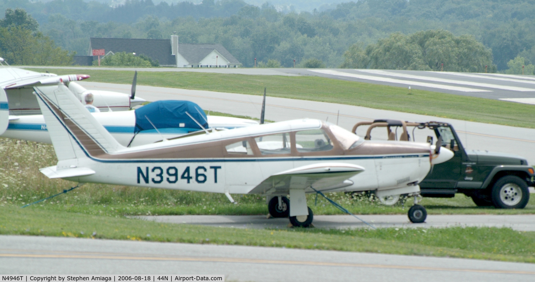 N4946T, 1972 Piper PA-28-140 C/N 28-7225286, Aside the runway.