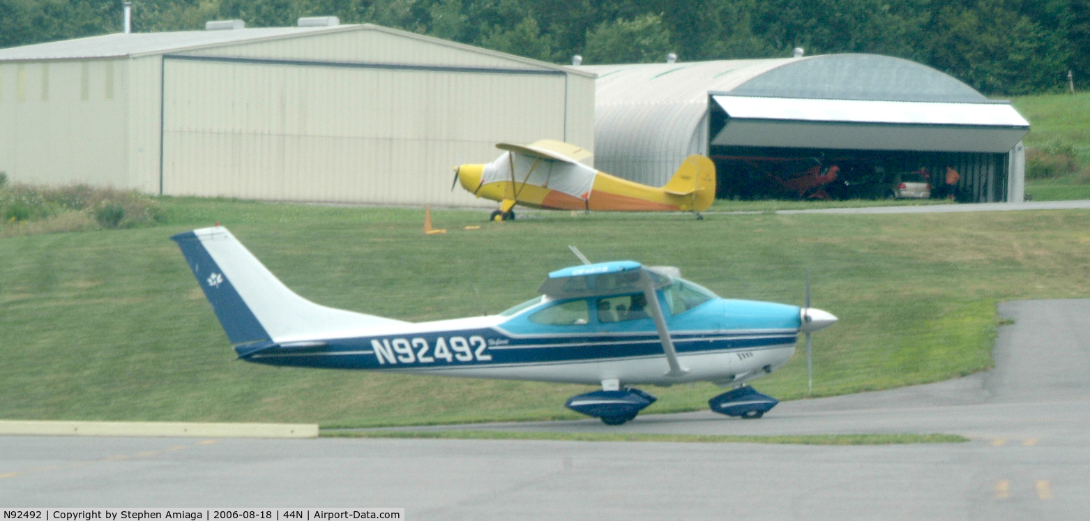 N92492, 1970 Cessna 182N Skylane C/N 18260229, Skylane taxiing to the barn.
