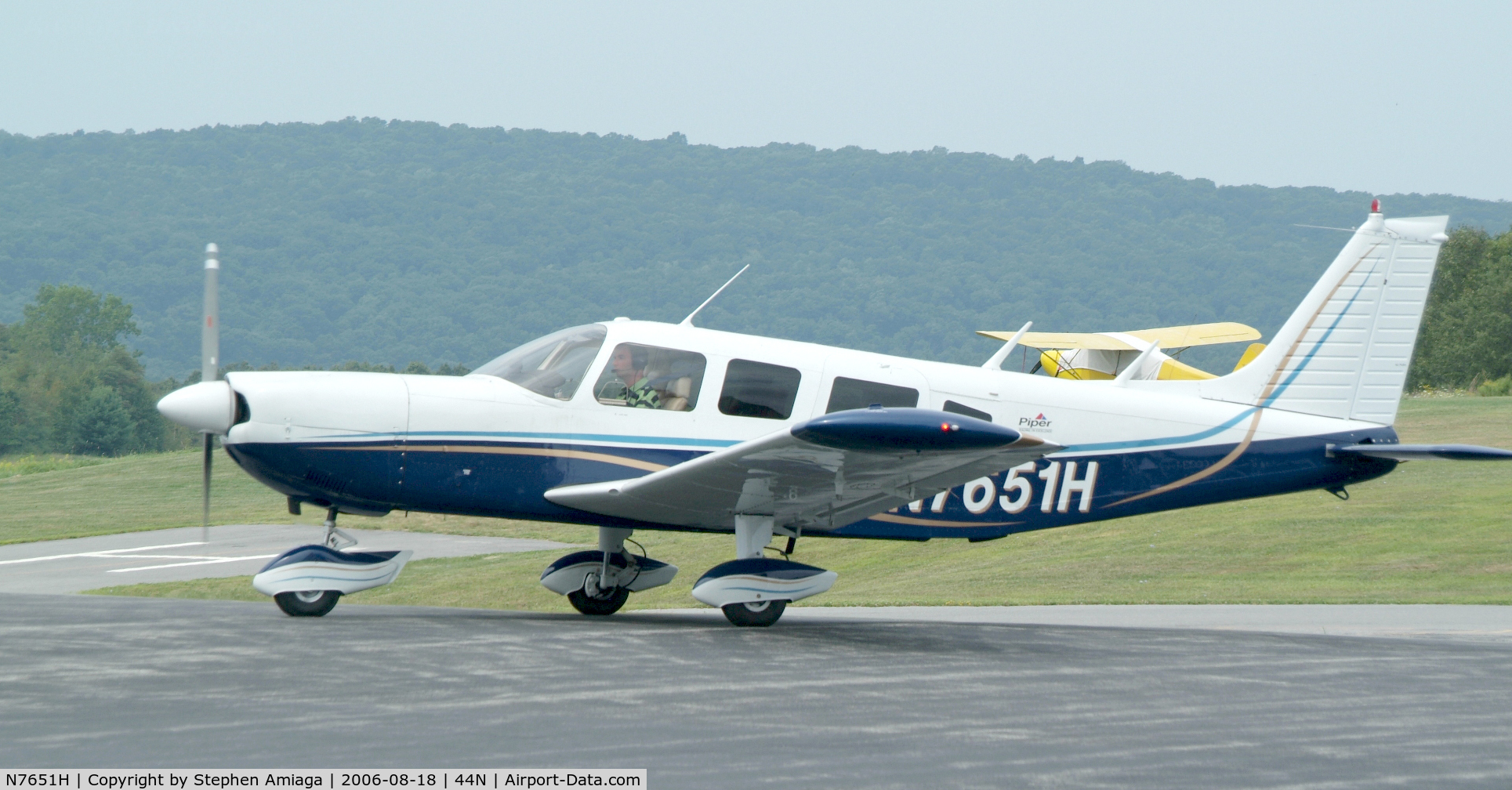 N7651H, 1973 Piper PA-32-300 Cherokee Six C/N 32-7440025, PA32-300 drives up to the pumps...