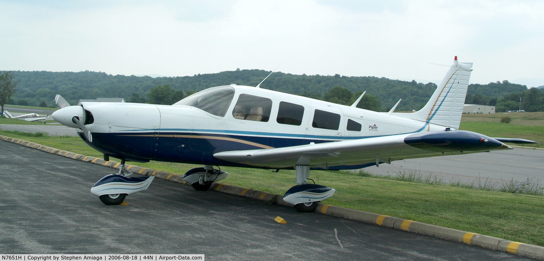 N7651H, 1973 Piper PA-32-300 Cherokee Six C/N 32-7440025, Resting while dad gets a burger.
