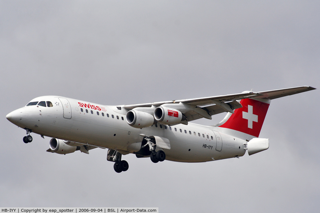 HB-IYY, 1998 British Aerospace Avro 146-RJ100 C/N E3339, completing a flight to/from London-City as SWISS 485