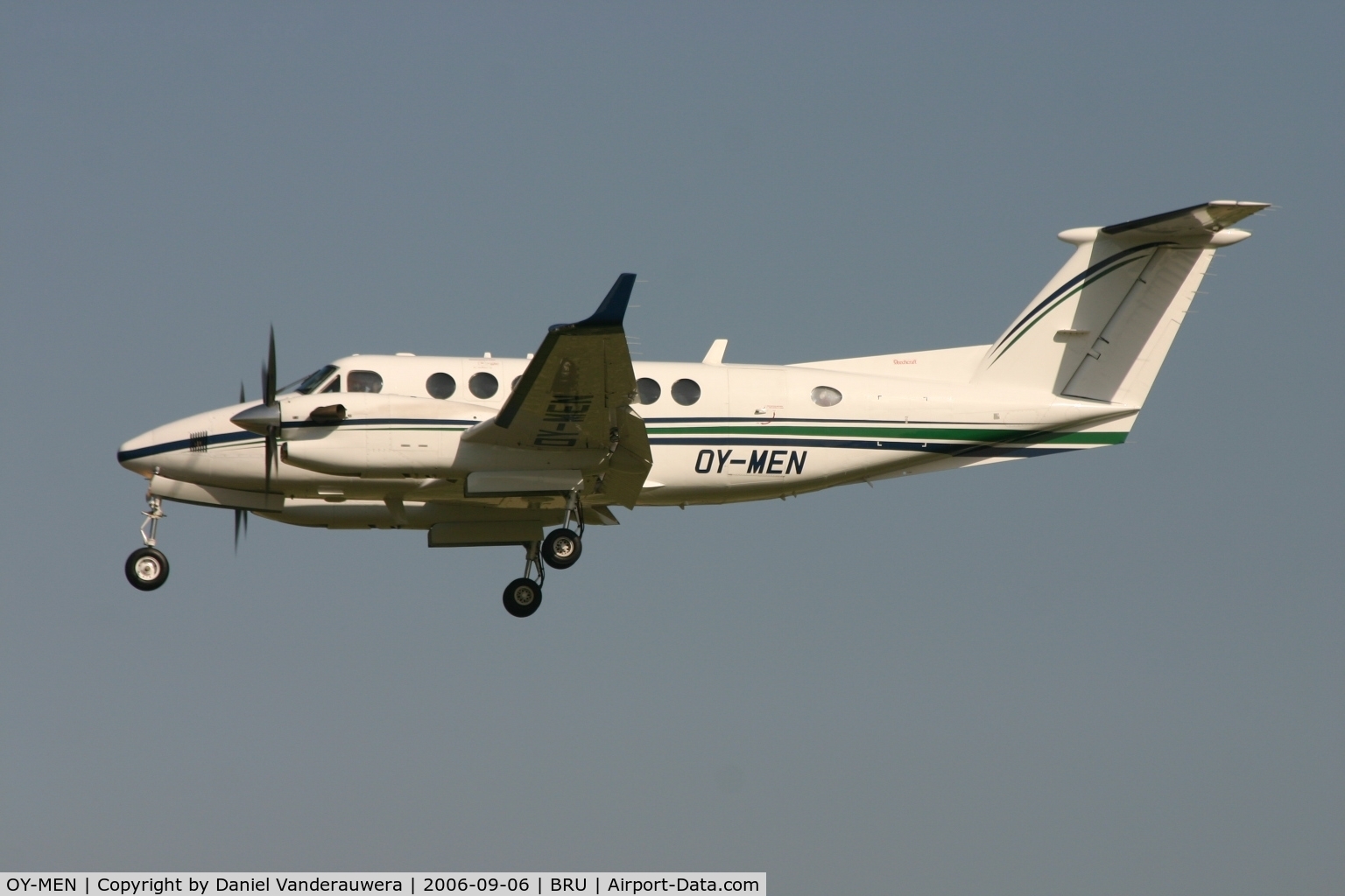 OY-MEN, 1999 Beech Super King Air 350 C/N FL-229, arrival on rwy 25L
