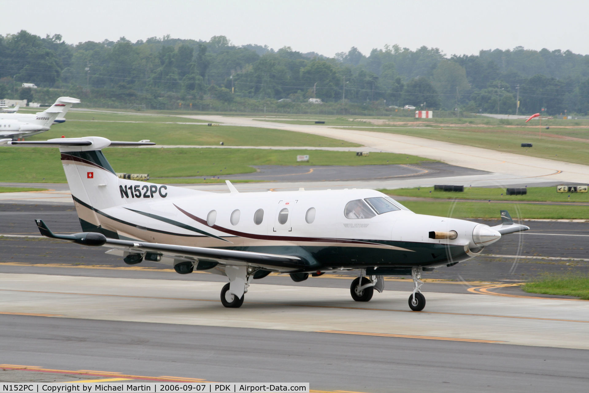 N152PC, 2004 Pilatus PC-12/45 C/N 552, Taxing from Epps Air Service