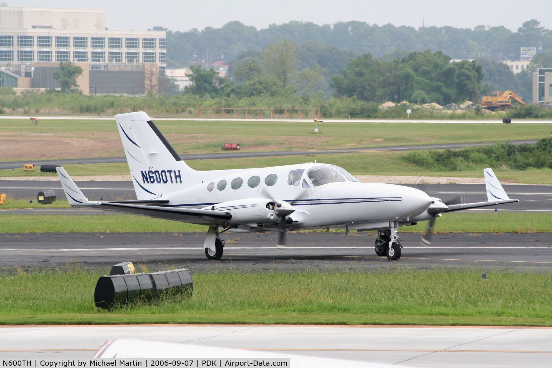 N600TH, 1981 Cessna 414A Chancellor C/N 414A0668, Taxing past Mercury Air Service