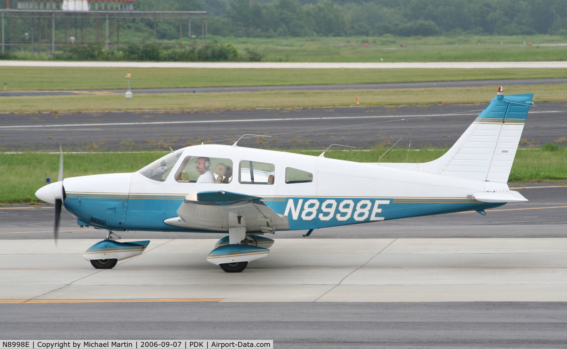 N8998E, 1976 Piper PA-28-181 C/N 28-7690219, Taxing to Epps Air Service