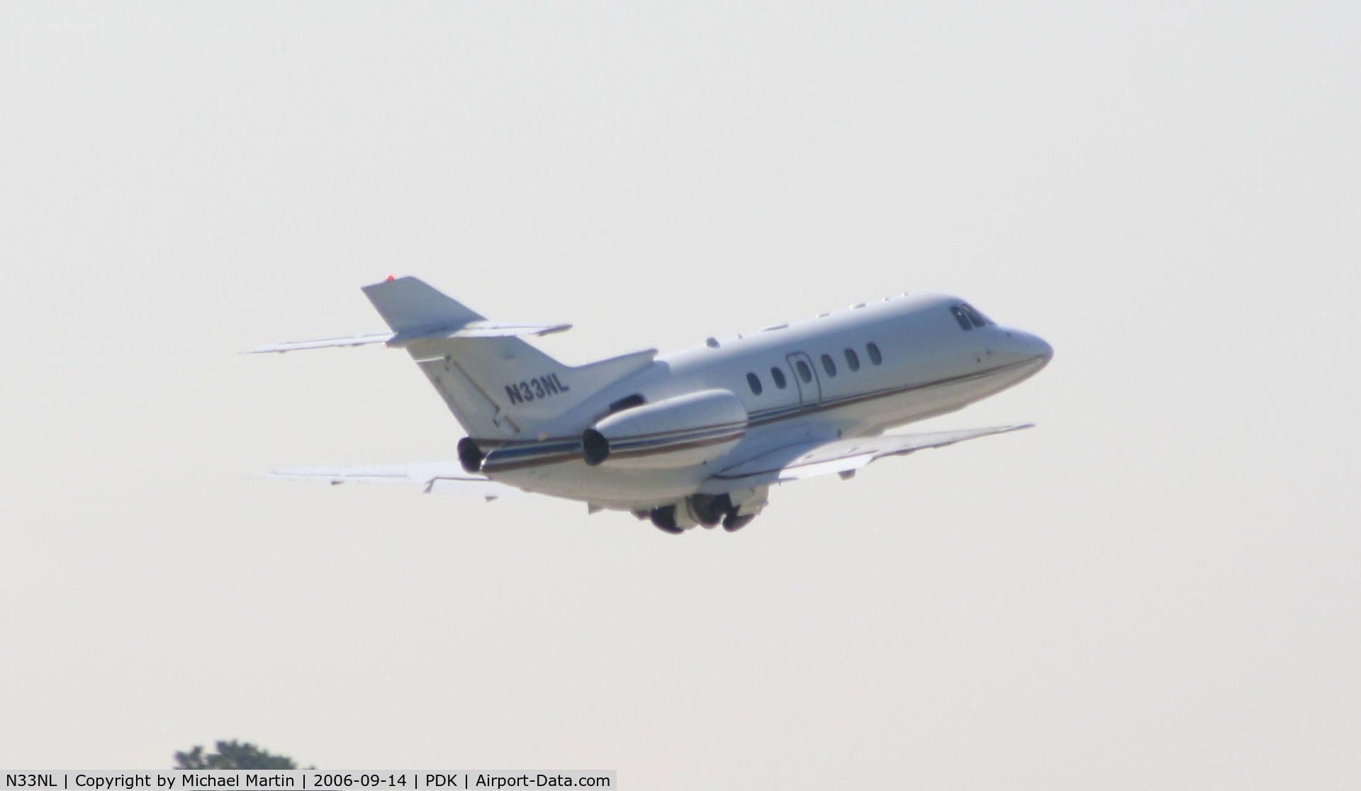 N33NL, 2003 Raytheon Hawker 800XP C/N 258643, Gear up after take off from 20L