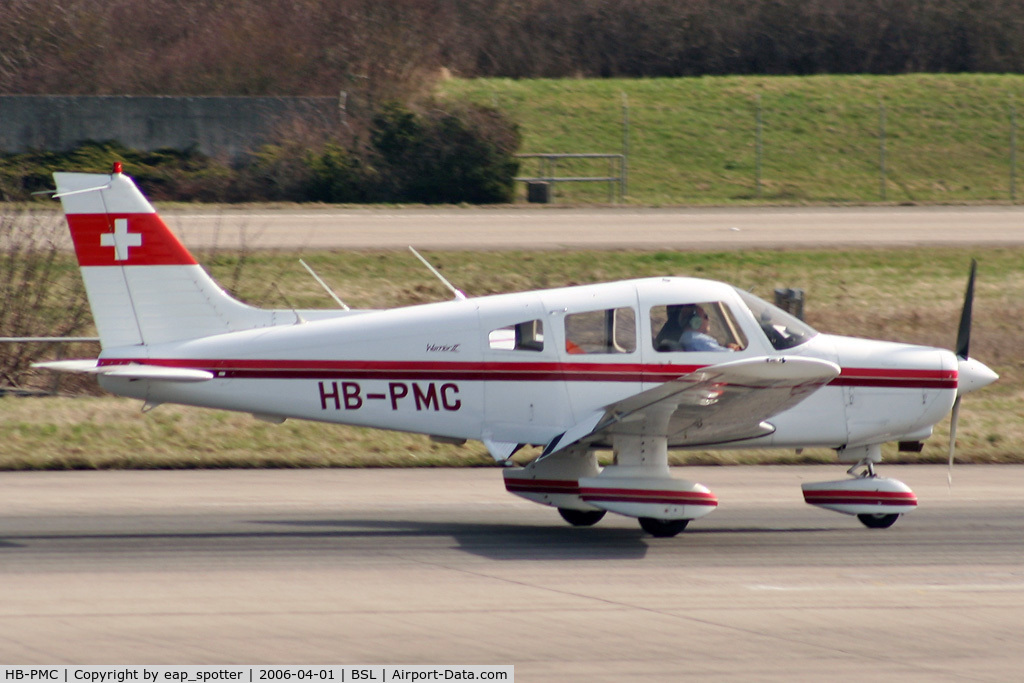 HB-PMC, 1989 Piper PA-28-161 C/N 2816077, landing on runway 16