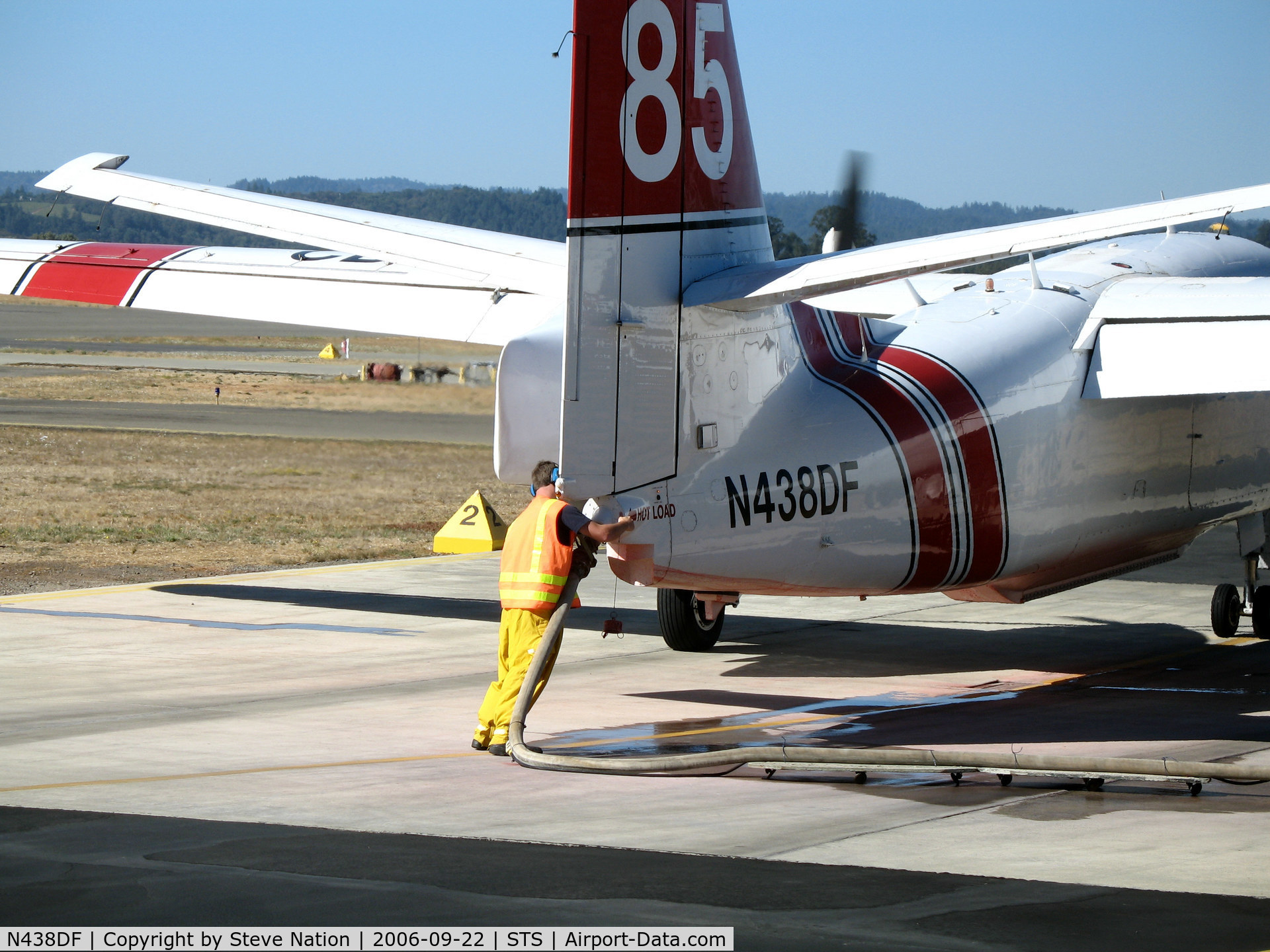 N438DF, Marsh Aviation S-2F3AT C/N 151640, Ground crewman hooks up retardent hose to CDF S-2T Tanker #85 at Sonoma County Airport, CA air attack base