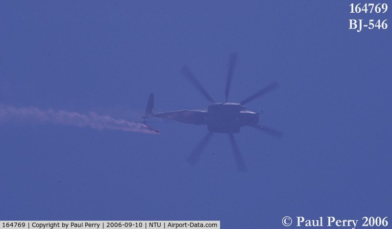 164769, Sikorsky MH-53E Sea Dragon C/N 65-612, The Red Devils egressing from the Sea Dragon for their demo