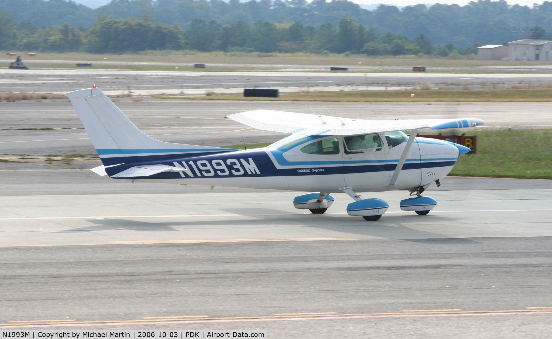 N1993M, 1976 Cessna 182P Skylane C/N 18264522, Taxing to Runway 2L