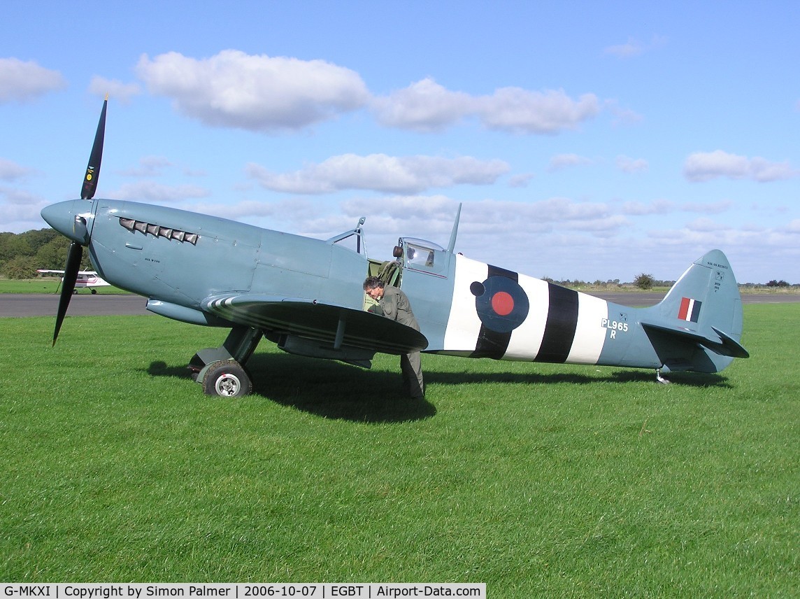 G-MKXI, 1944 Supermarine 365 Spitfire PR.XI C/N 6S/504719, Spitfire on a flying visit to Turweston