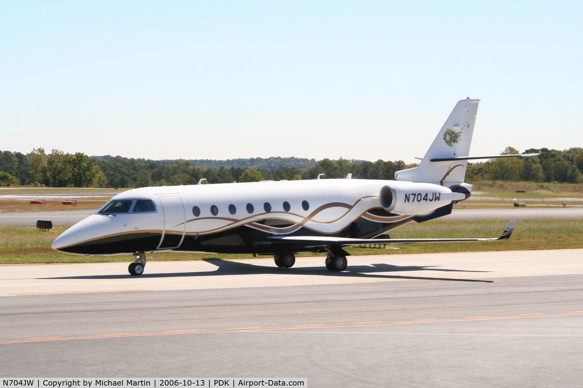 N704JW, 2003 Israel Aircraft Industries Gulfstream 200 C/N 088, Taxing to Epps Air Service