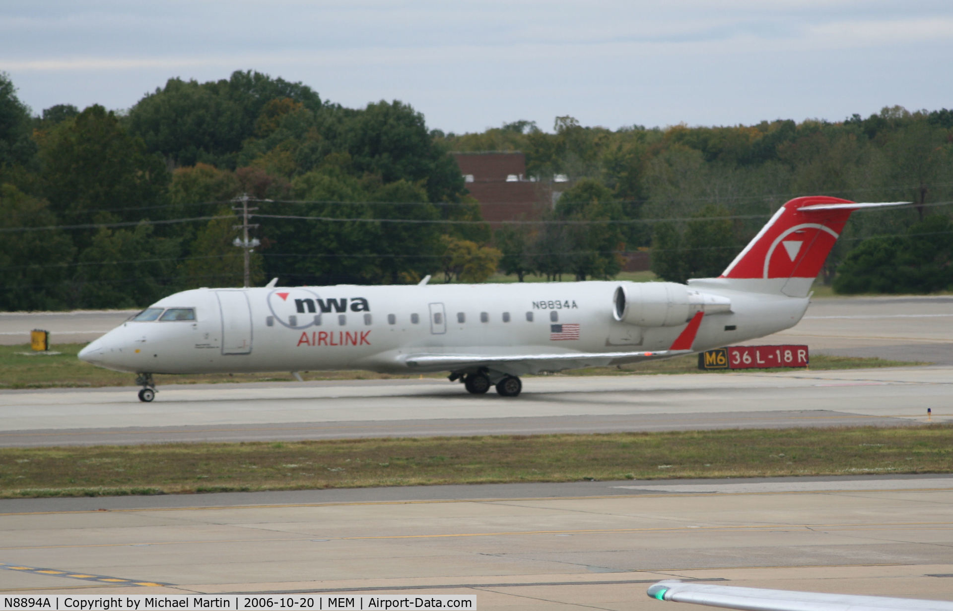 N8894A, 2003 Canadair CRJ-200LR (CL-600-2B19) C/N 7894, Taxing to Terminal