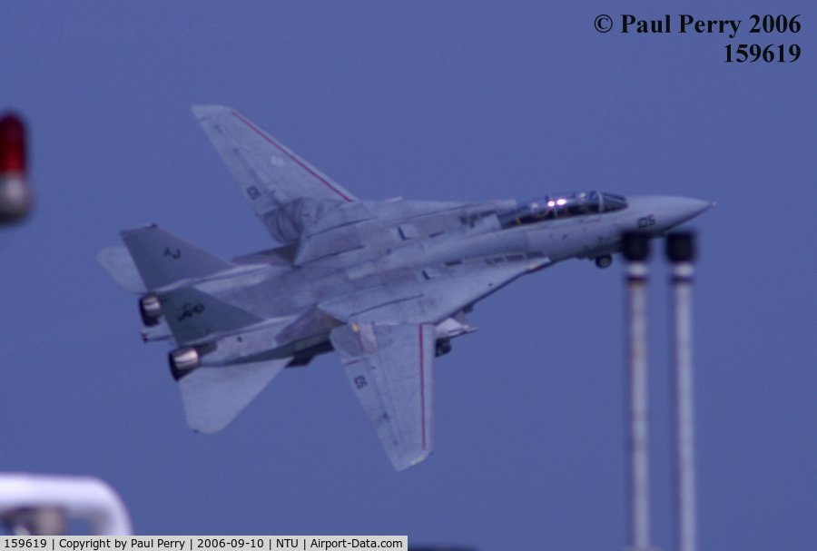 159619, Grumman F-14A Tomcat C/N 166, AJ-105 getting into some serious banking just after take-off