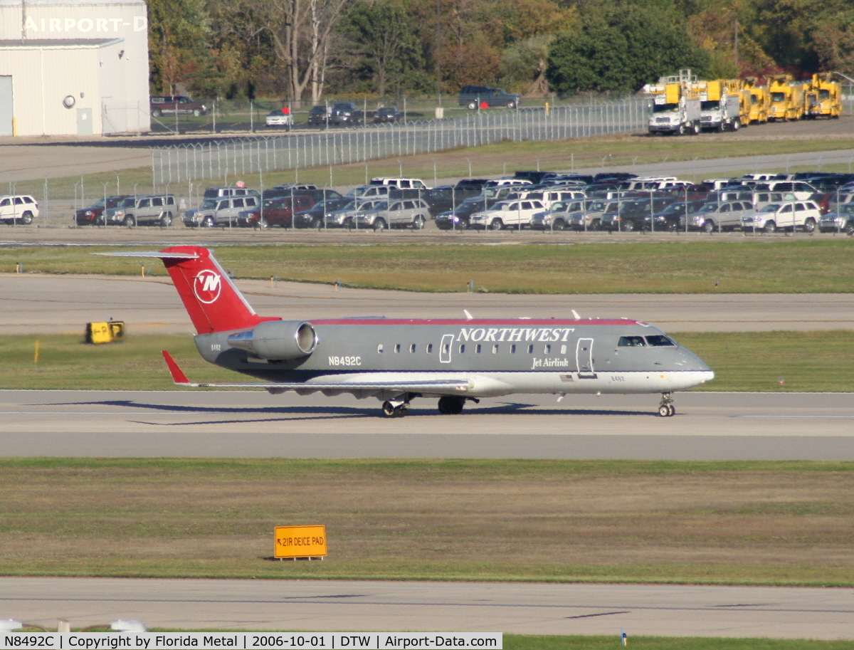 N8492C, 2001 Bombardier CRJ-200LR (CL-600-2B19) C/N 7492, old colors