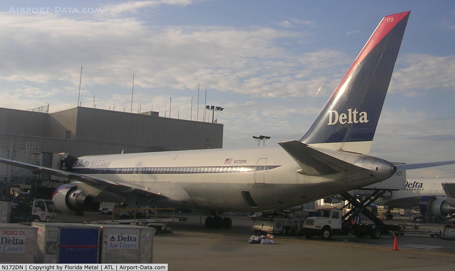 N172DN, 1990 Boeing 767-332 C/N 24775, At domestic gate