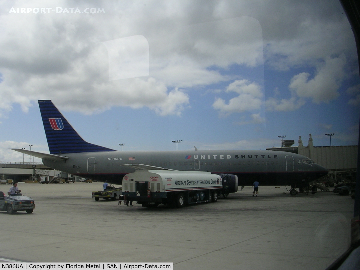 N386UA, 1990 Boeing 737-322 C/N 24661, ramp