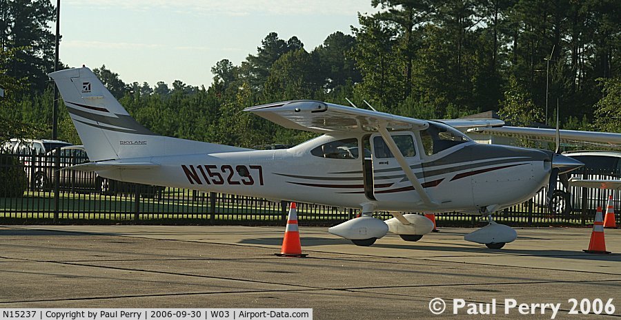 N15237, 2005 Cessna 182T Skylane C/N 18281613, Another of the newer Cessnas showing off on the ramp