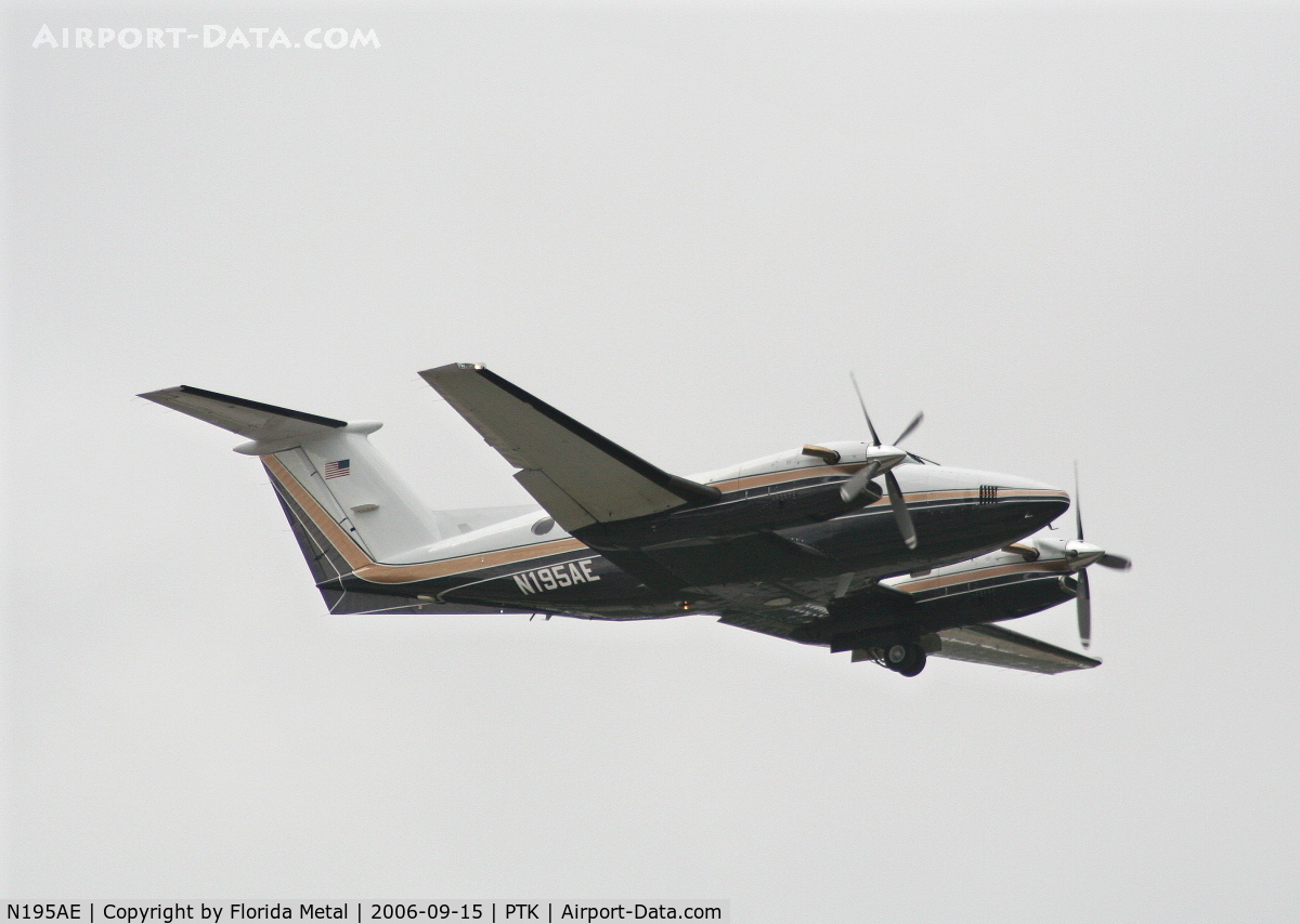 N195AE, 1989 Beech 300 C/N FA-195, take off