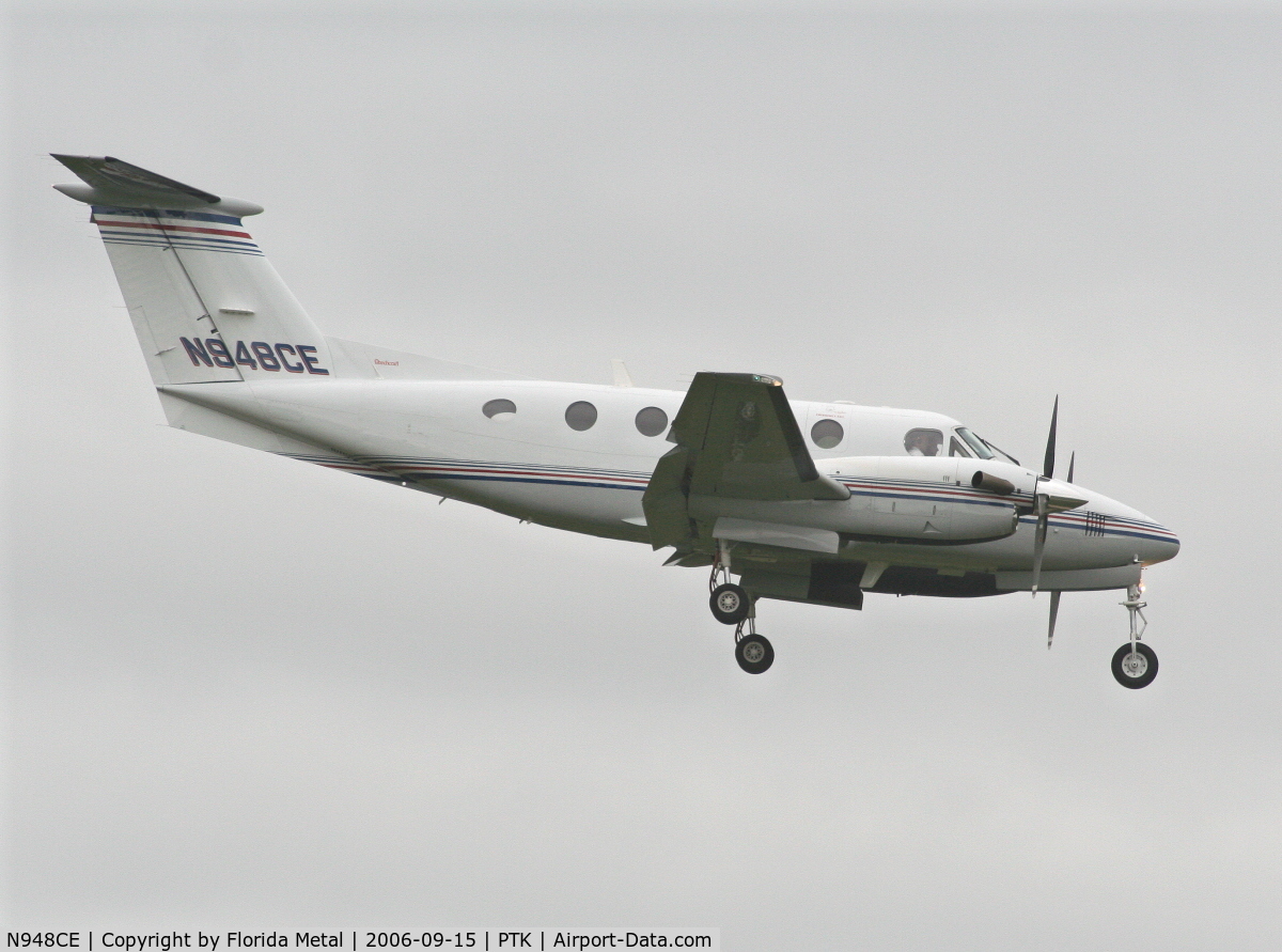 N948CE, 2000 Raytheon Aircraft Company B200 C/N BB-1736, landing