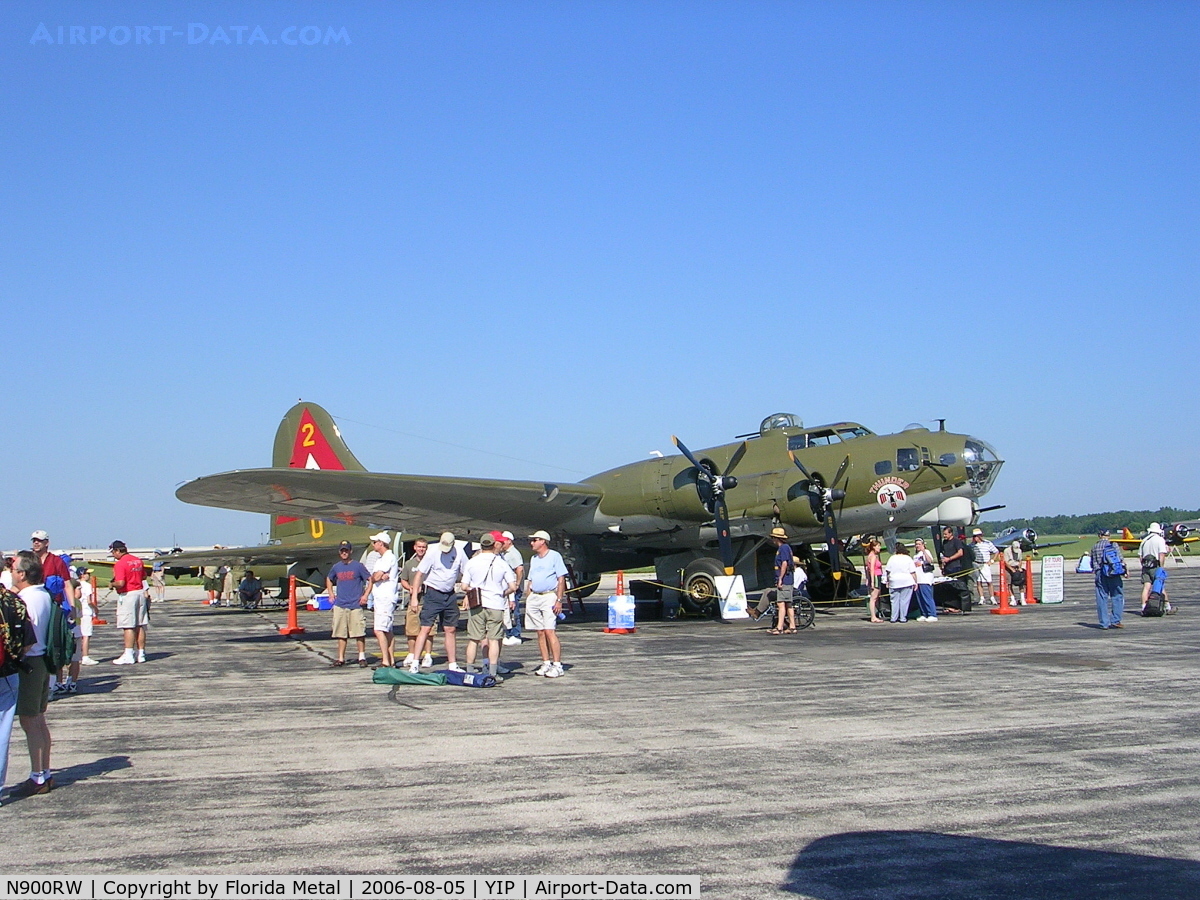 N900RW, 1944 Boeing B-17G Flying Fortress C/N 8627, Warbird Airshow