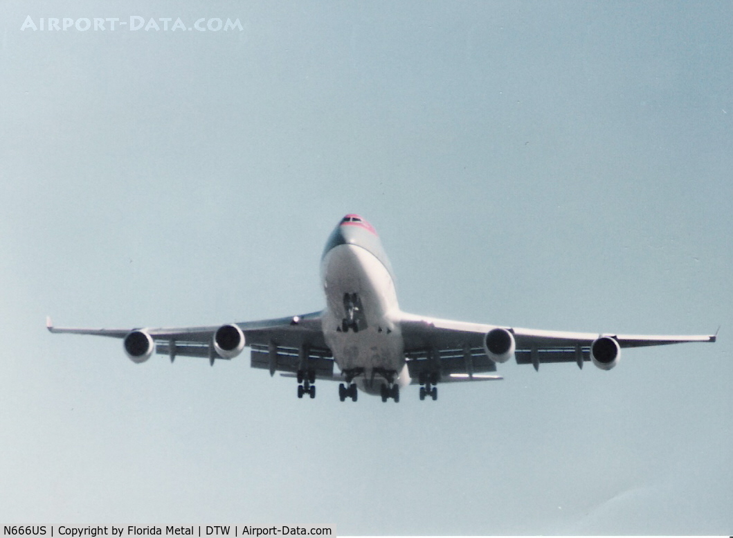 N666US, 1989 Boeing 747-451 C/N 23821, Landing at DTW 1992