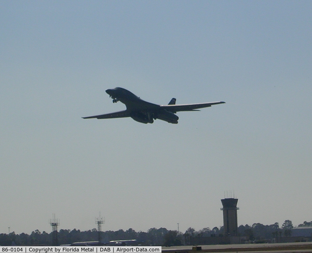 86-0104, 1986 Rockwell B-1B Lancer C/N 64, B-1 leaving Daytona