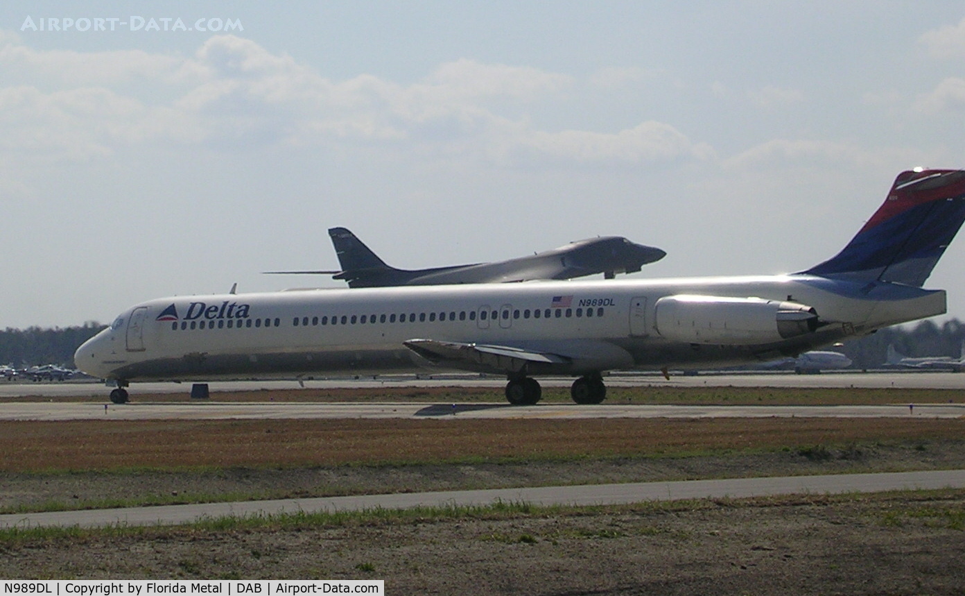 N989DL, 1991 McDonnell Douglas MD-88 C/N 53341, Delta holds for B-1