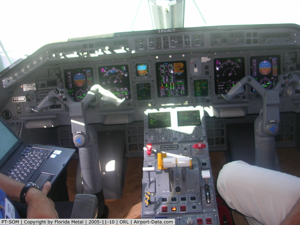 PT-SOM, Embraer EMB-135BJ Legacy C/N 14500916, cockpit
