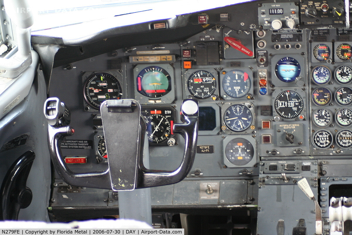 N279FE, 1981 Boeing 727-233F C/N 22346, 727 cockpit
