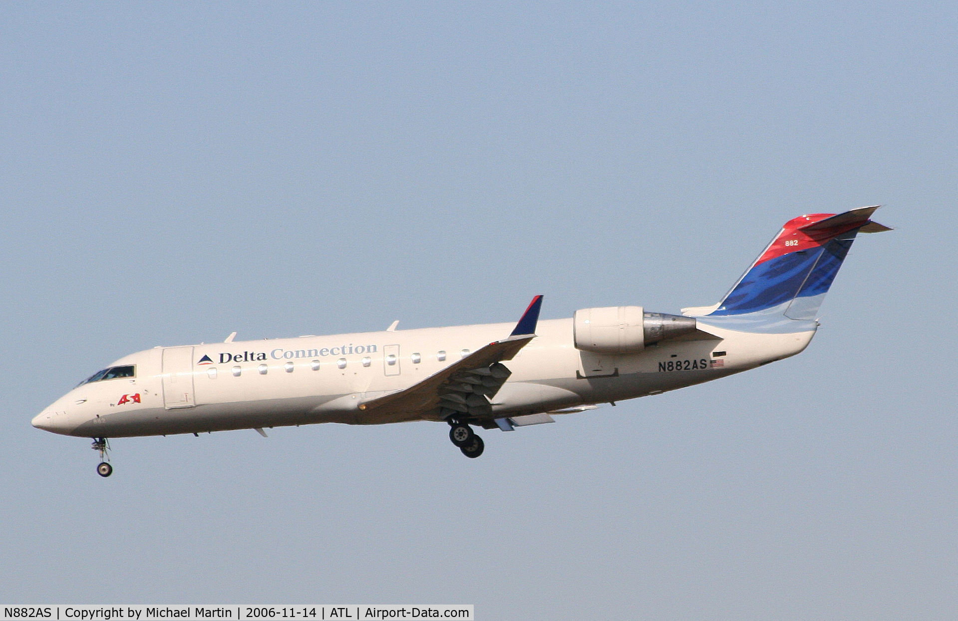 N882AS, 2001 Bombardier CRJ-200ER (CL-600-2B19) C/N 7503, Over the numbers of 27L