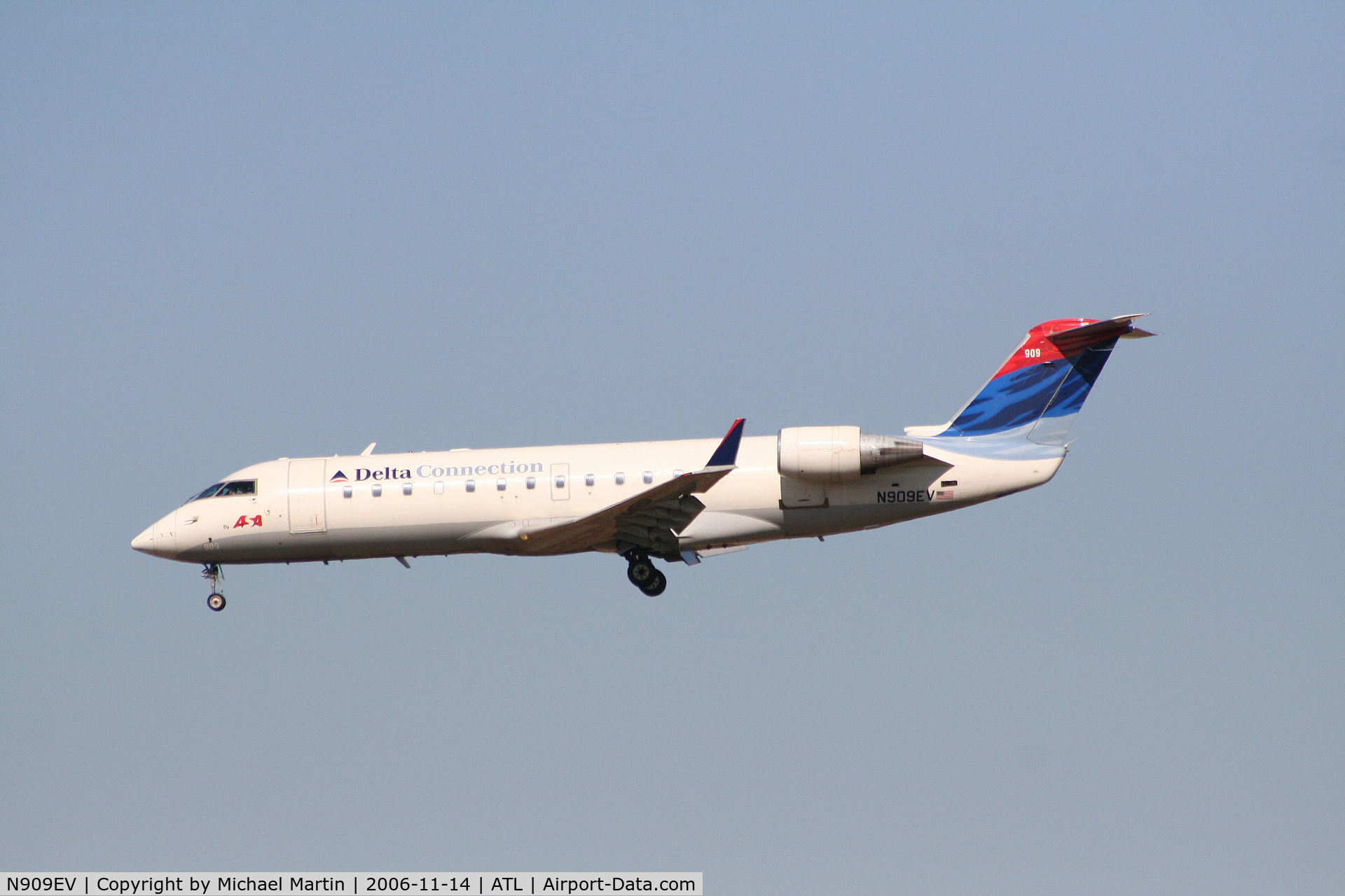 N909EV, 2002 Bombardier CRJ-200ER (CL-600-2B19) C/N 7658, On final for Runway 27L