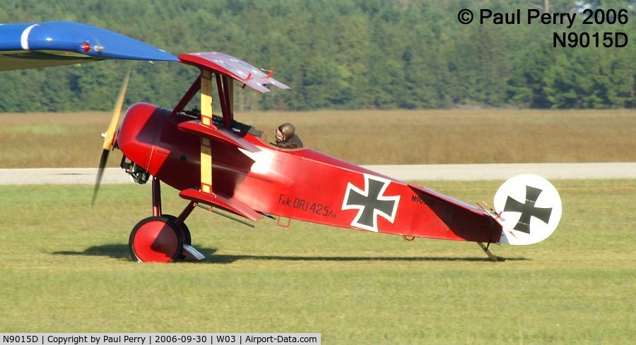 N9015D, Fokker Dr.1 Triplane Replica C/N 528189-AA, Had to land in the grass, since she has an authentic tail skid