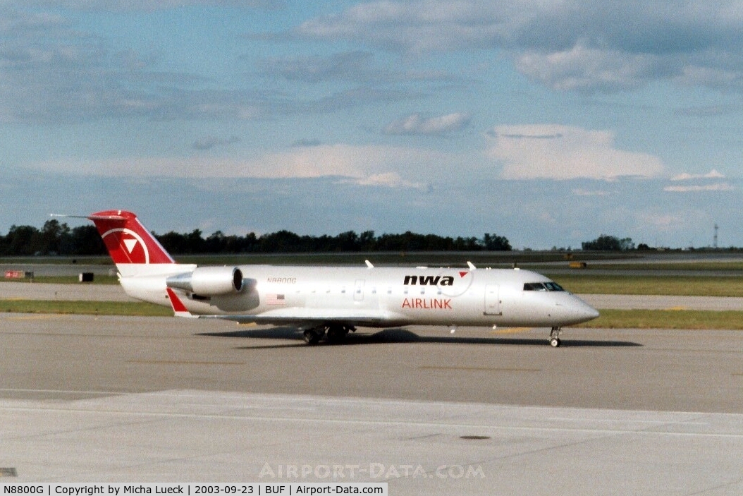 N8800G, 2003 Canadair CRJ-440 (CL-600-2B19) Regional Jet C/N 7800, Taxiing to the gate