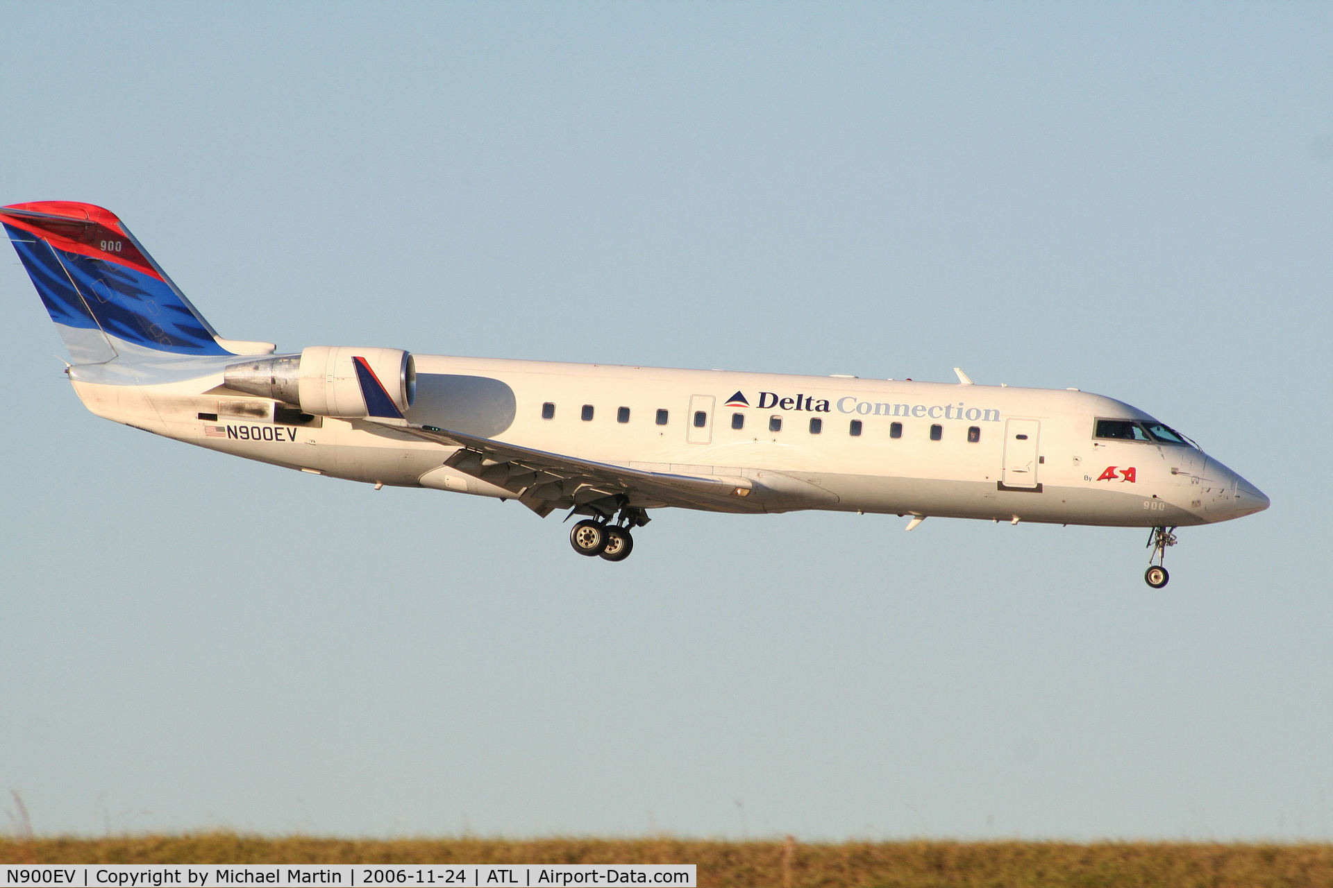 N900EV, 2002 Bombardier CRJ-200ER (CL-600-2B19) C/N 7608, Over the numbers of 9R