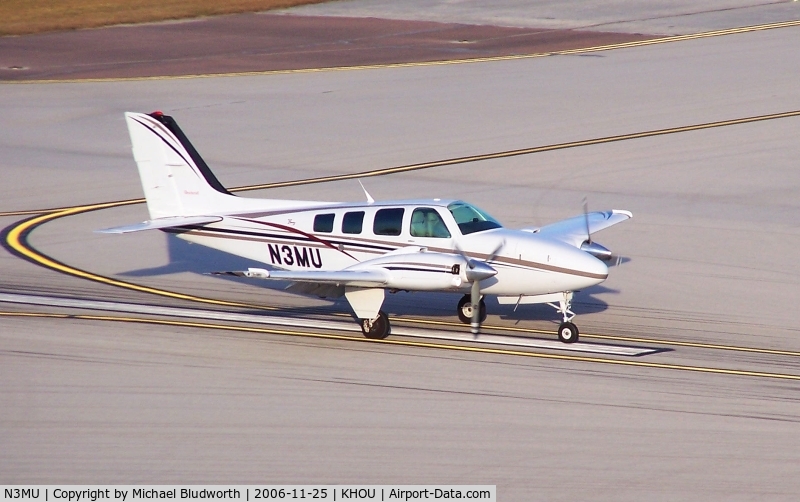 N3MU, 1998 Raytheon Aircraft Company 58 C/N TH-1864, Begins take off on 12R