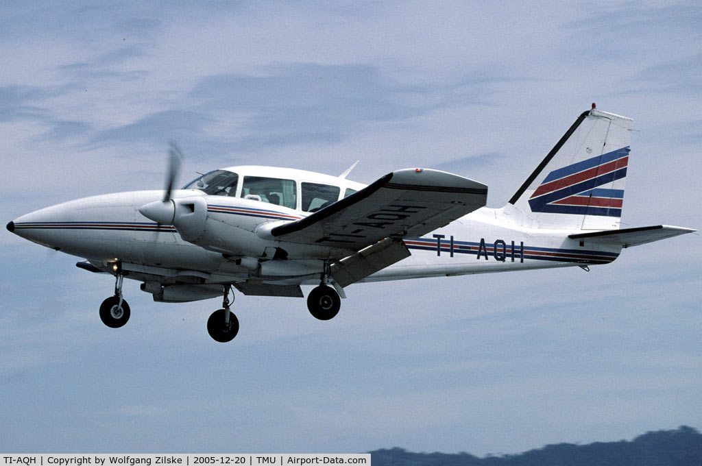 TI-AQH, Piper PA-23-250 Aztec F C/N 27-8154030, visitor