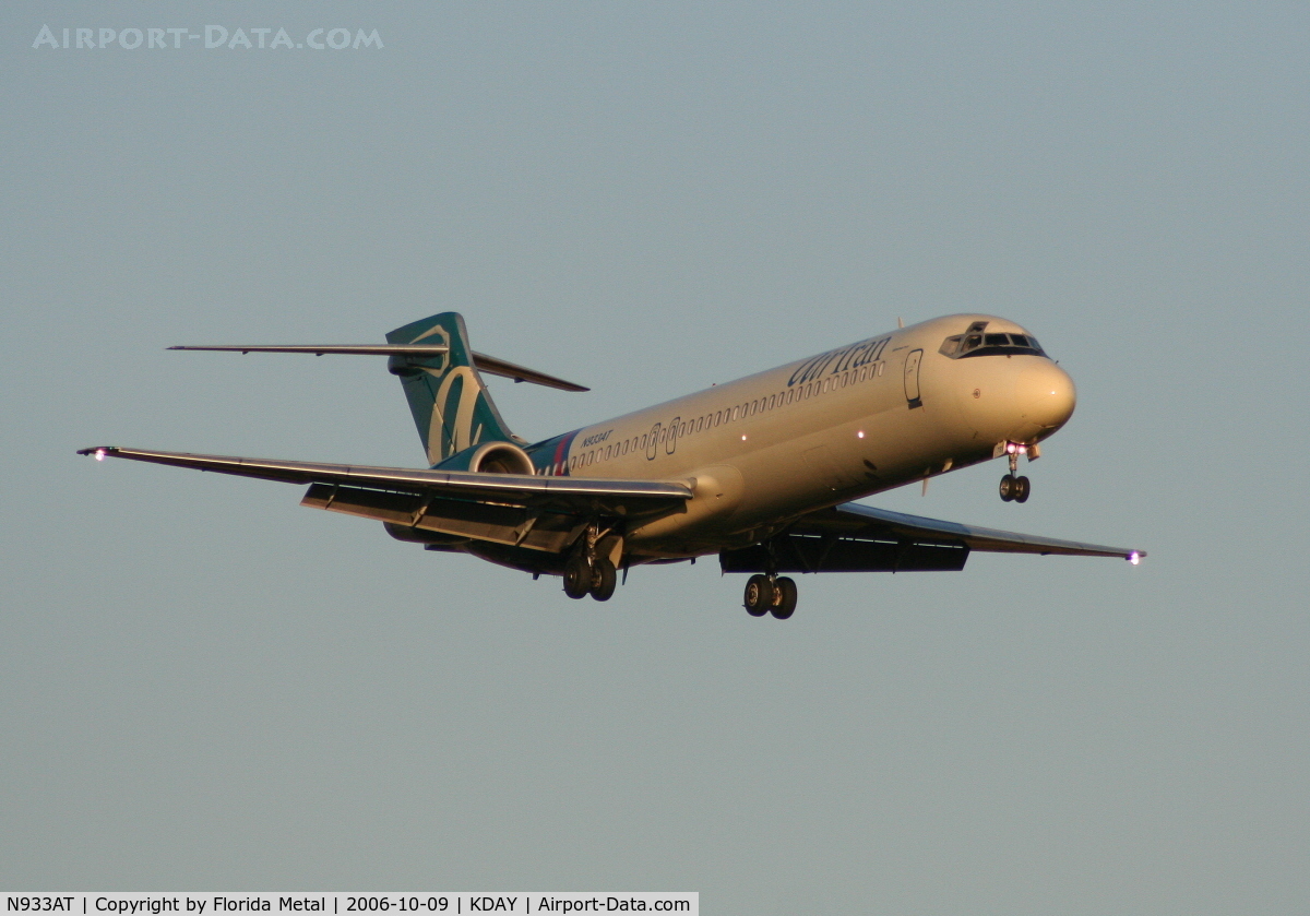 N933AT, 2000 Boeing 717-200 C/N 55071, Landing at Dayton