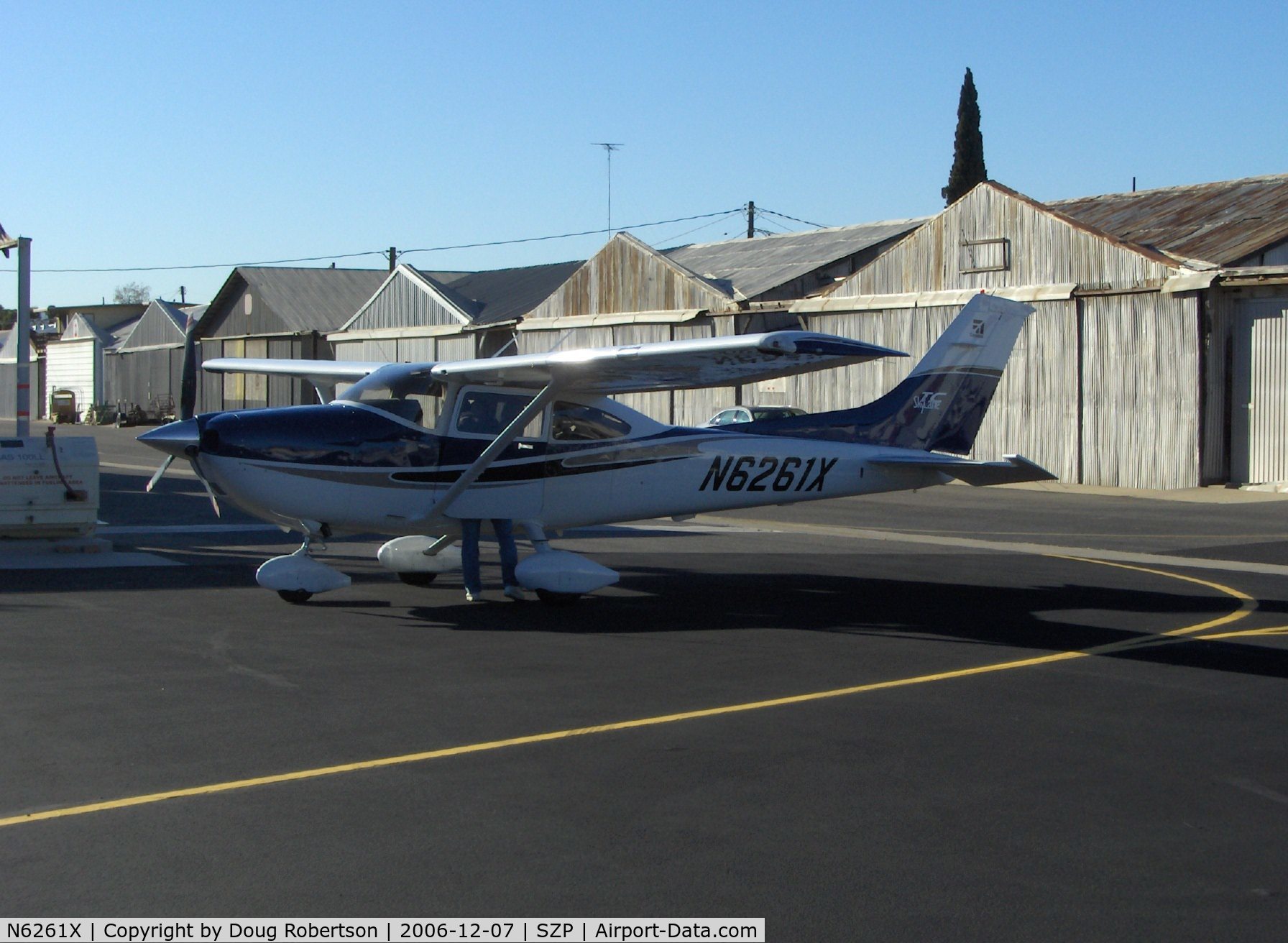 N6261X, 2004 Cessna T182T Turbo Skylane C/N T18208292, 2004 Cessna T182T TURBO SKYLANE, Lycoming TIO-540-AK1A 235 Hp, refueling