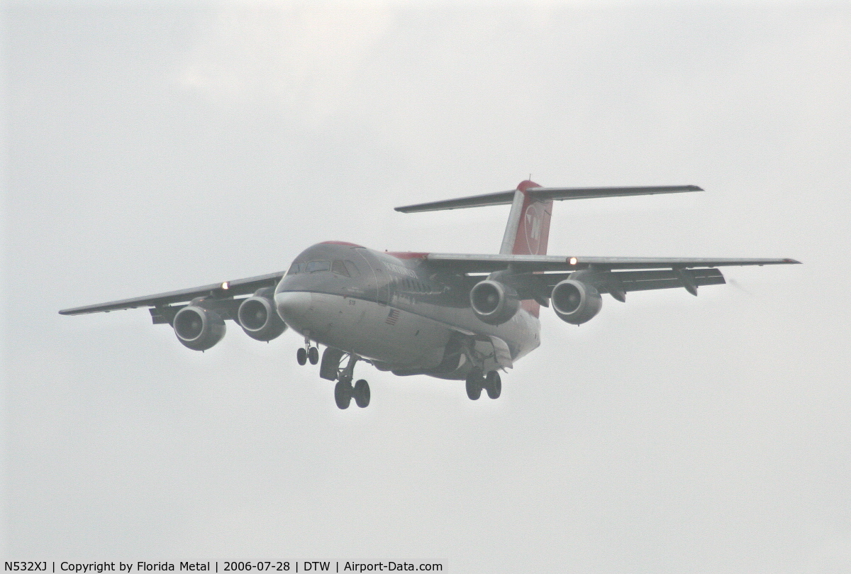 N532XJ, 2000 British Aerospace Avro 146-RJ85A C/N E2366, Landing 22L at DTW