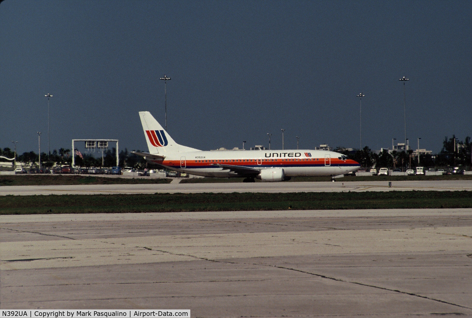 N392UA, 1990 Boeing 737-322 C/N 24667, Boeing 737-300