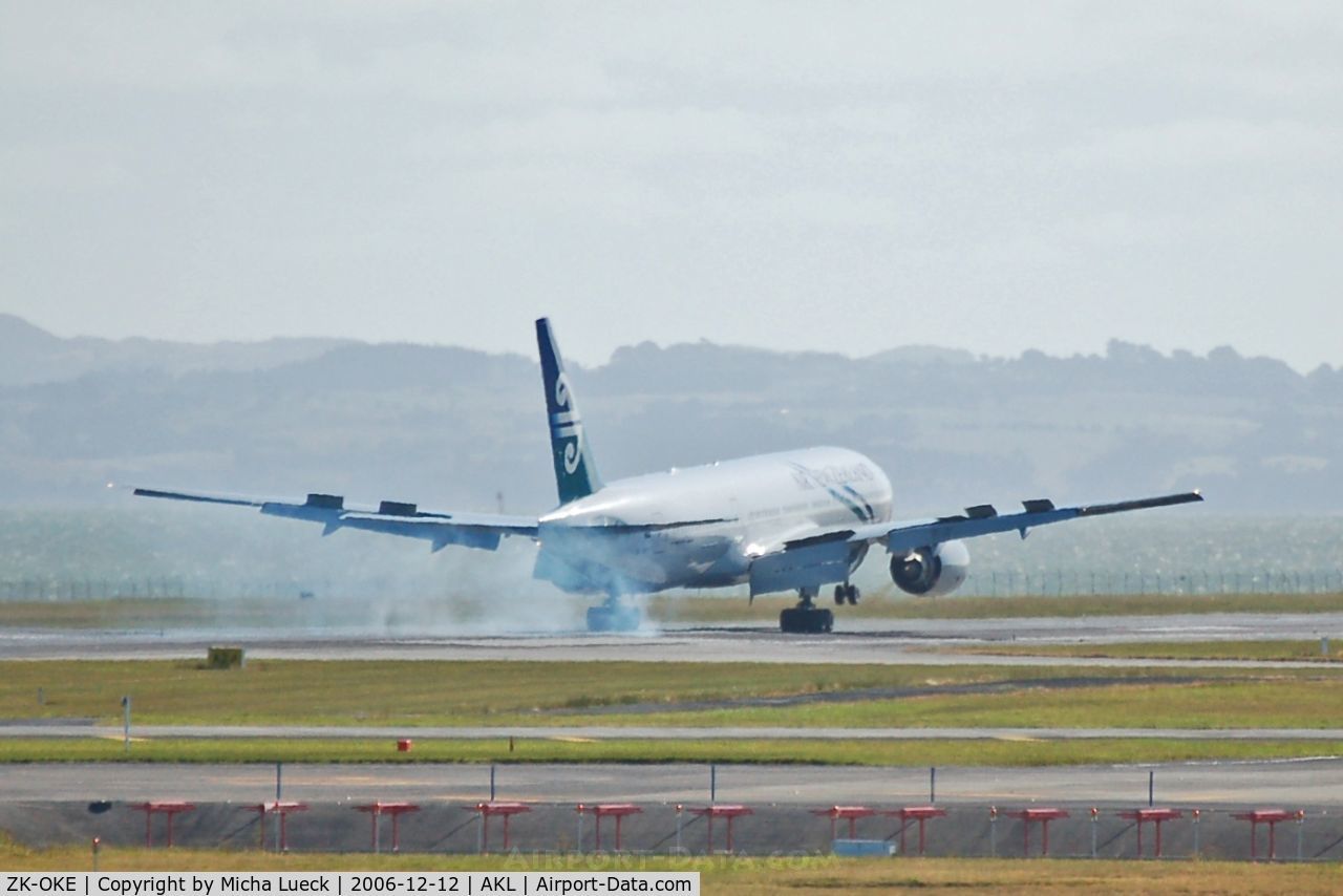 ZK-OKE, 2006 Boeing 777-219/ER C/N 32712, Burning rubber at touch-down in Auckland