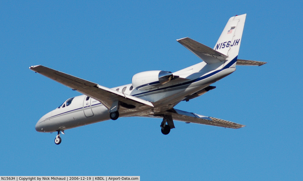 N156JH, 2001 Cessna 560 Citation Encore C/N 560-0575, Final for runway 33
