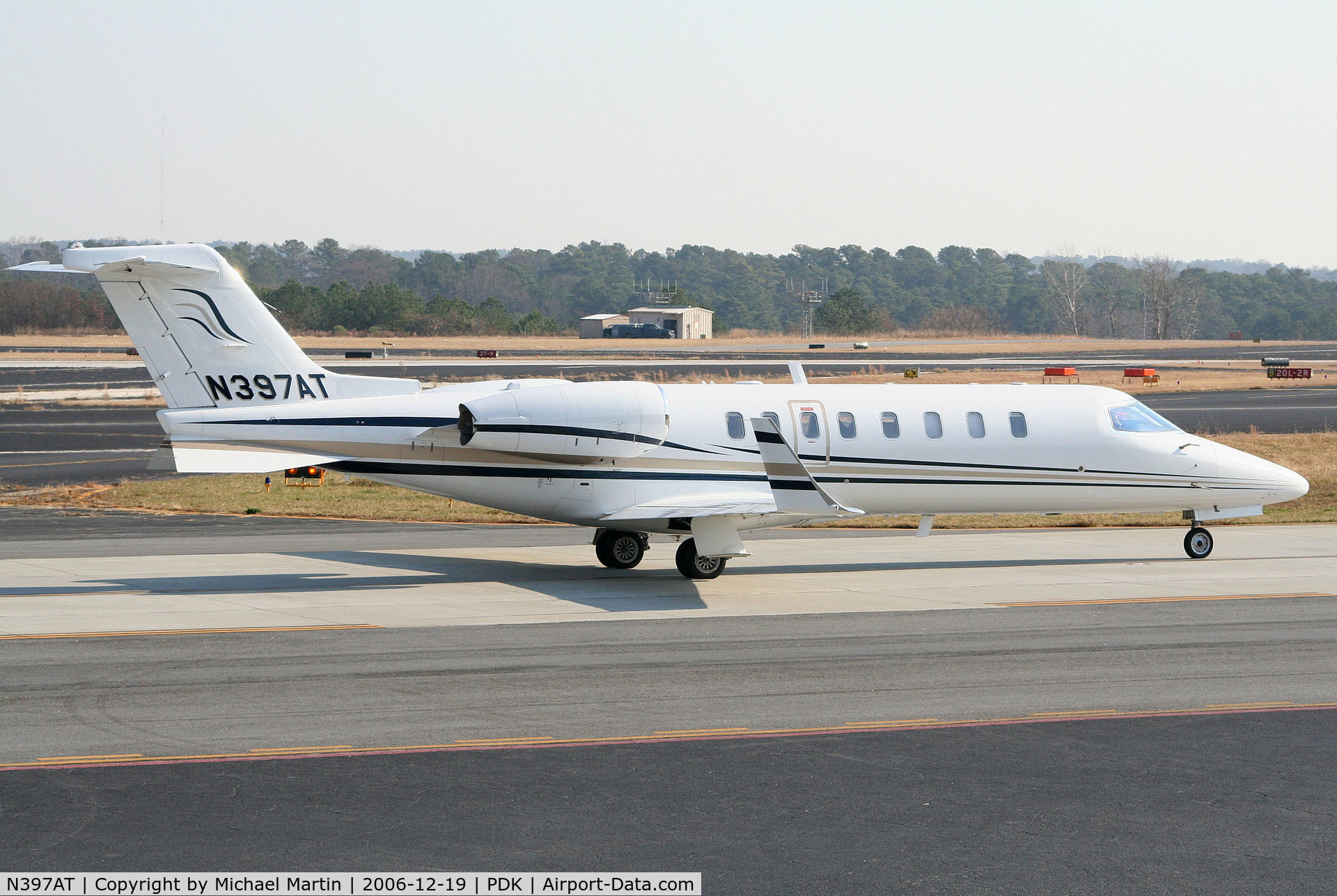 N397AT, 2000 Learjet Inc 45 C/N 105, Taxing to Runway 2R