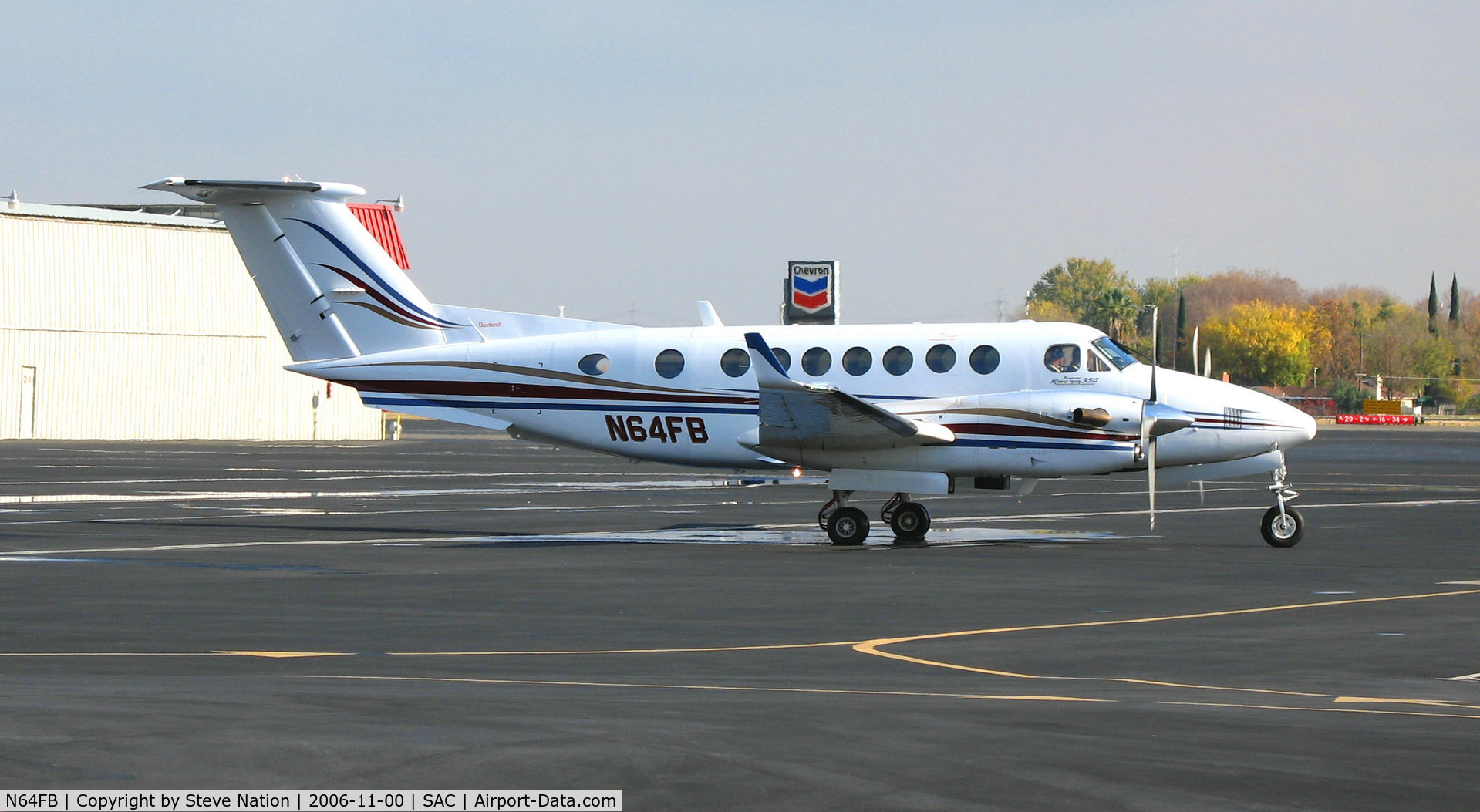 N64FB, 2000 Raytheon Aircraft Company B300 C/N FL-308, Fremont Bank 2000 Raytheon King Air 300 visiting from Hayward @ Sacramento Exec Airport, CA