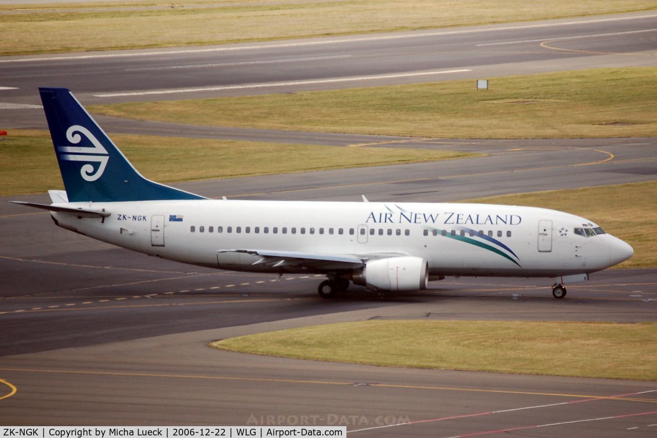 ZK-NGK, 1995 Boeing 737-3K2 C/N 26318, Just landed in Wellington