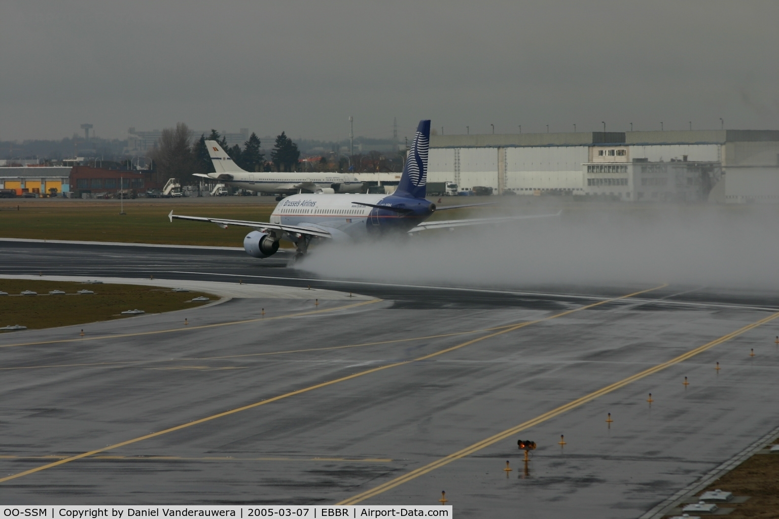 OO-SSM, 2000 Airbus A319-112 C/N 1388, taking-off on rwy 25R, under rain